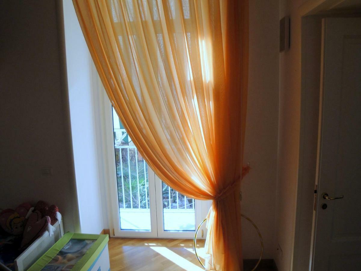 Mezzocannone Holiday House Napoli Bagian luar foto