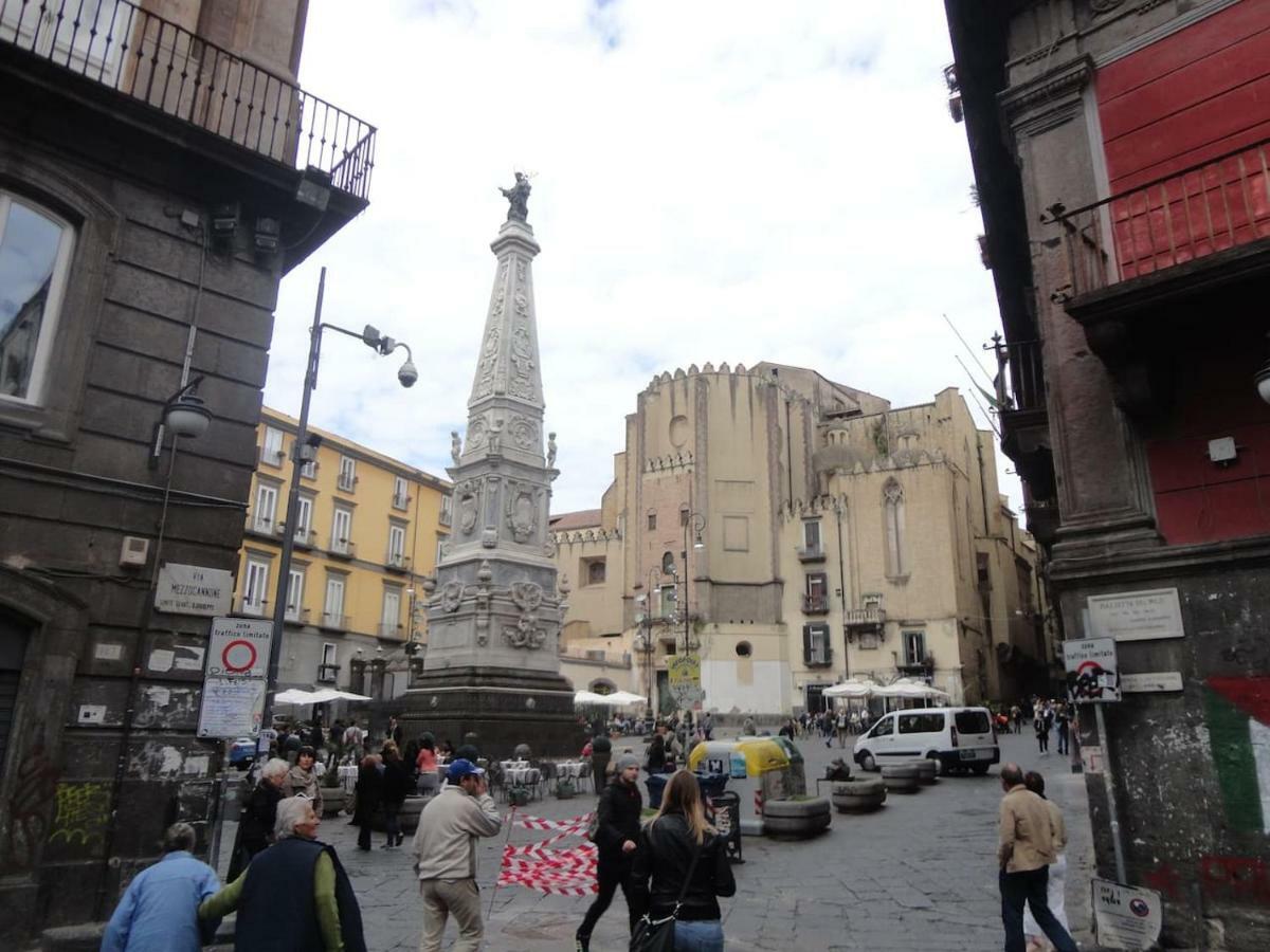 Mezzocannone Holiday House Napoli Bagian luar foto