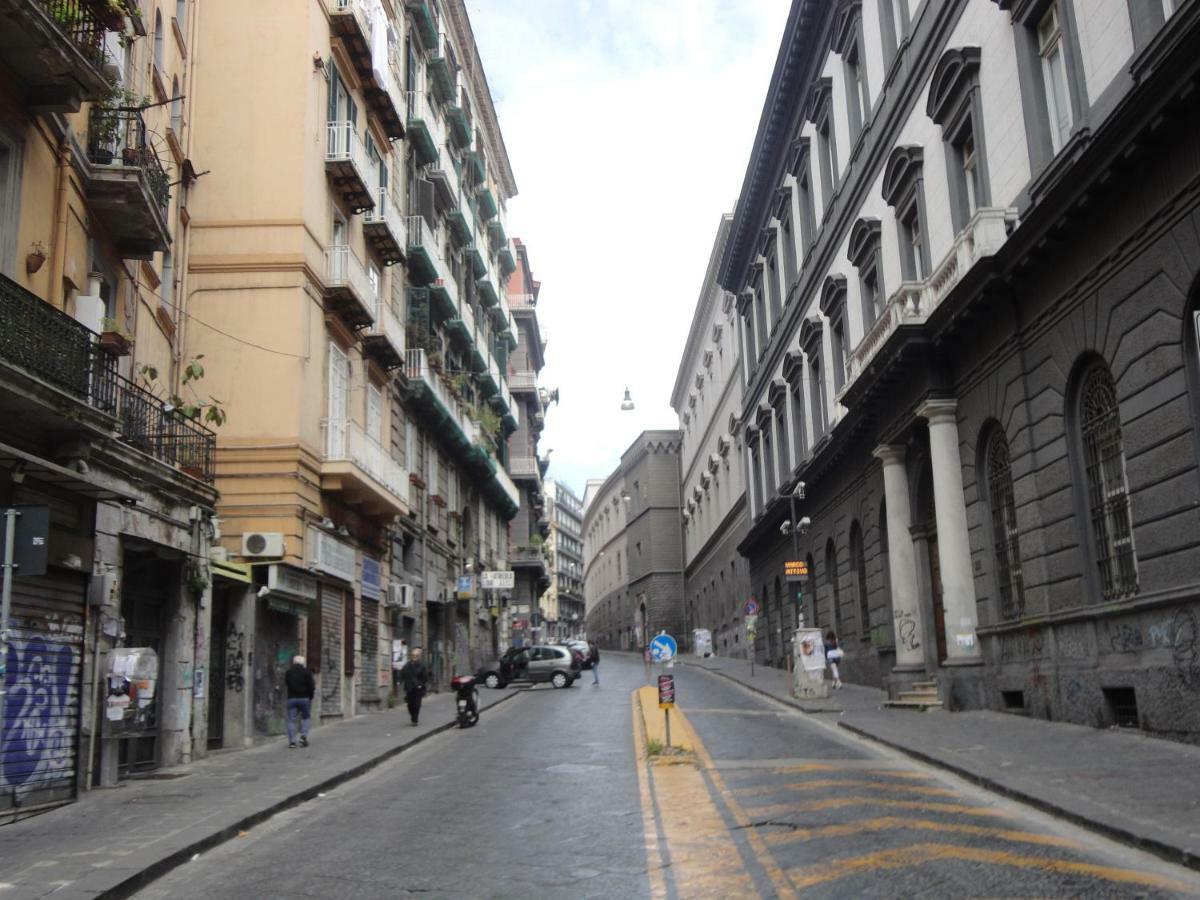 Mezzocannone Holiday House Napoli Bagian luar foto
