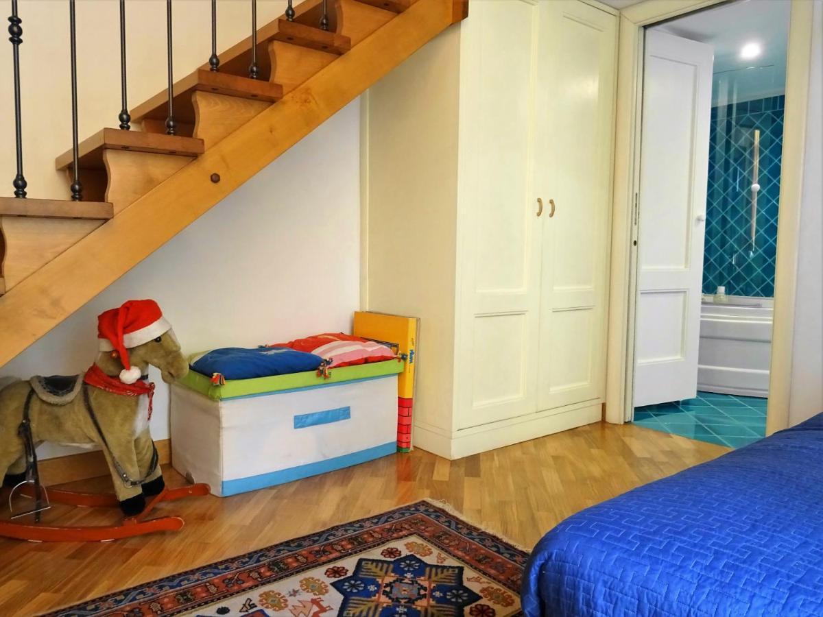 Mezzocannone Holiday House Napoli Bagian luar foto