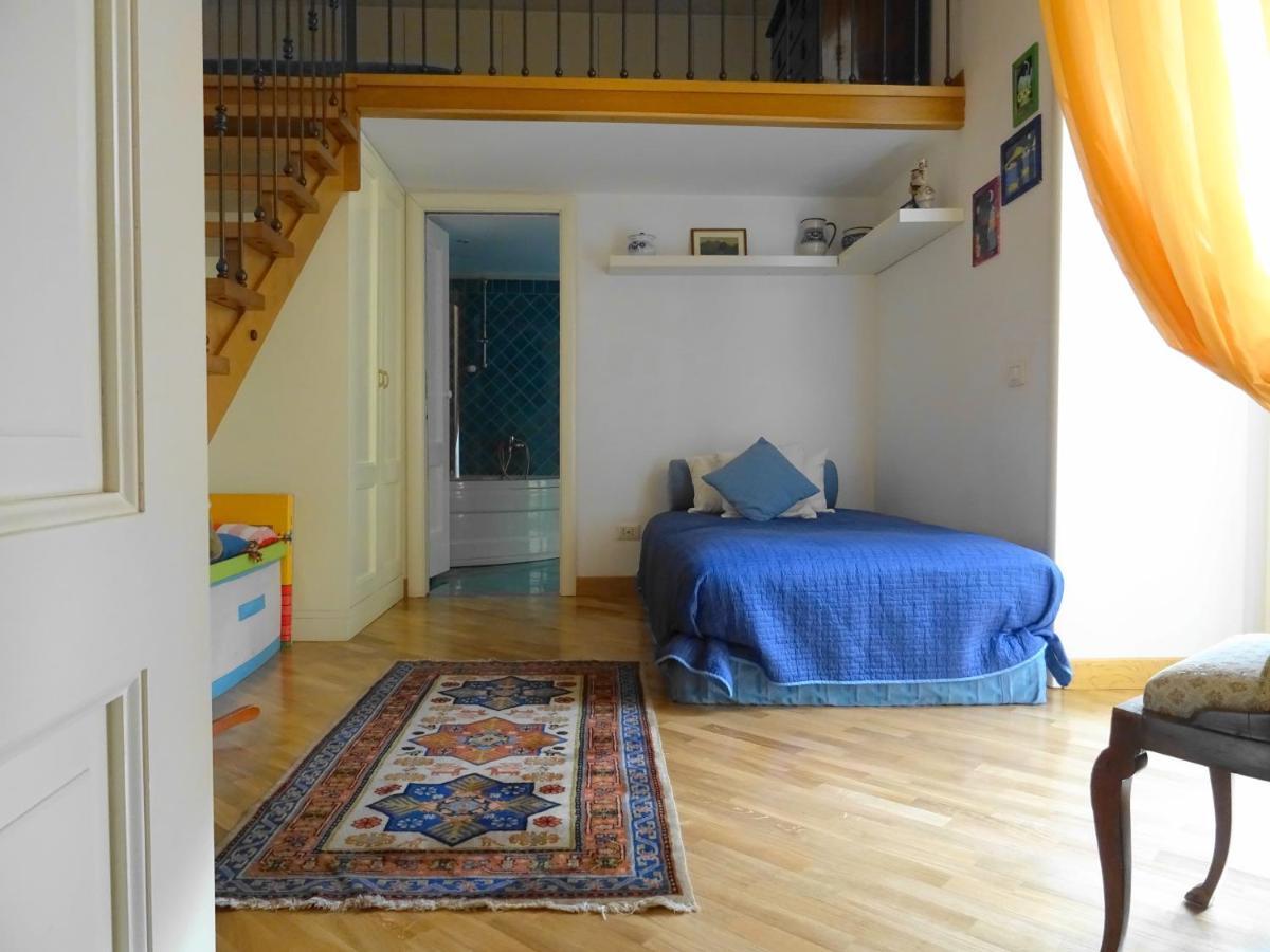Mezzocannone Holiday House Napoli Bagian luar foto