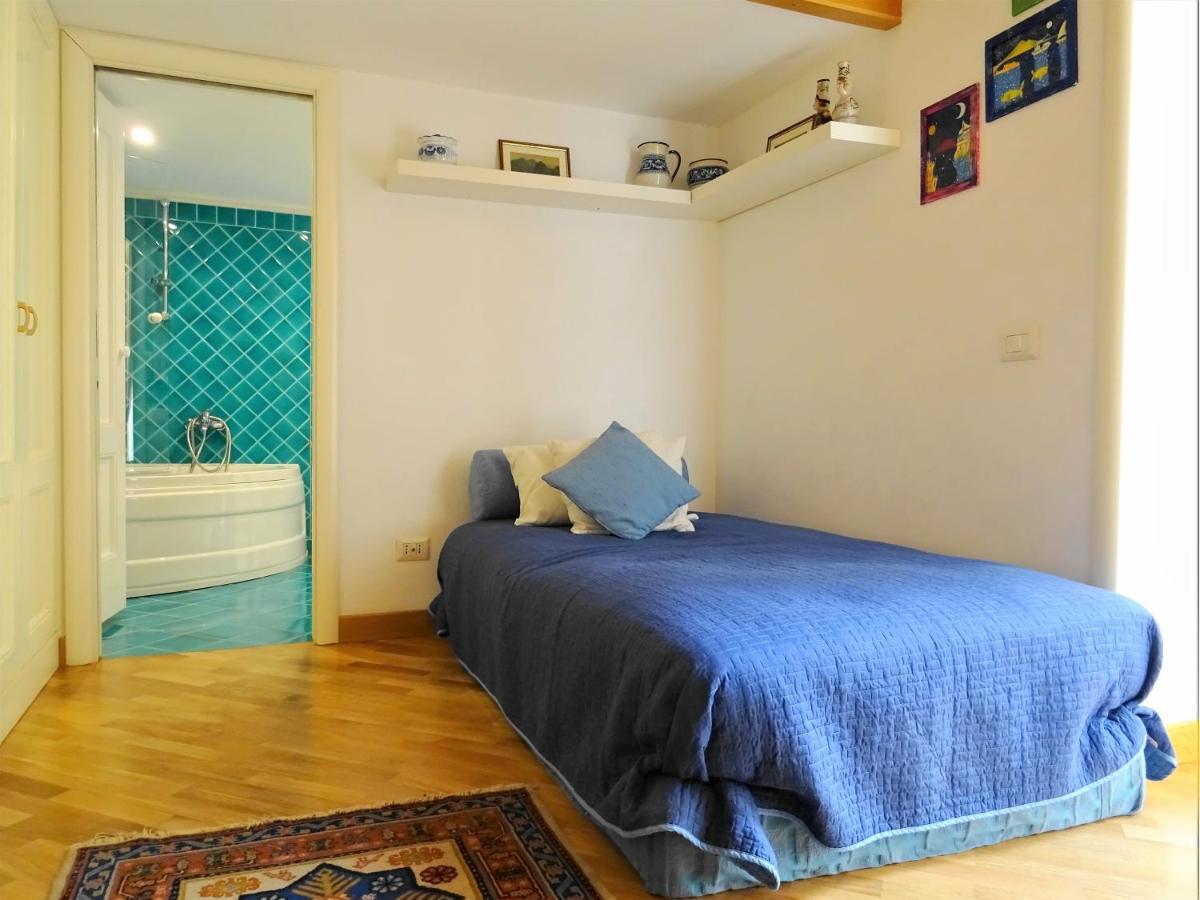 Mezzocannone Holiday House Napoli Bagian luar foto