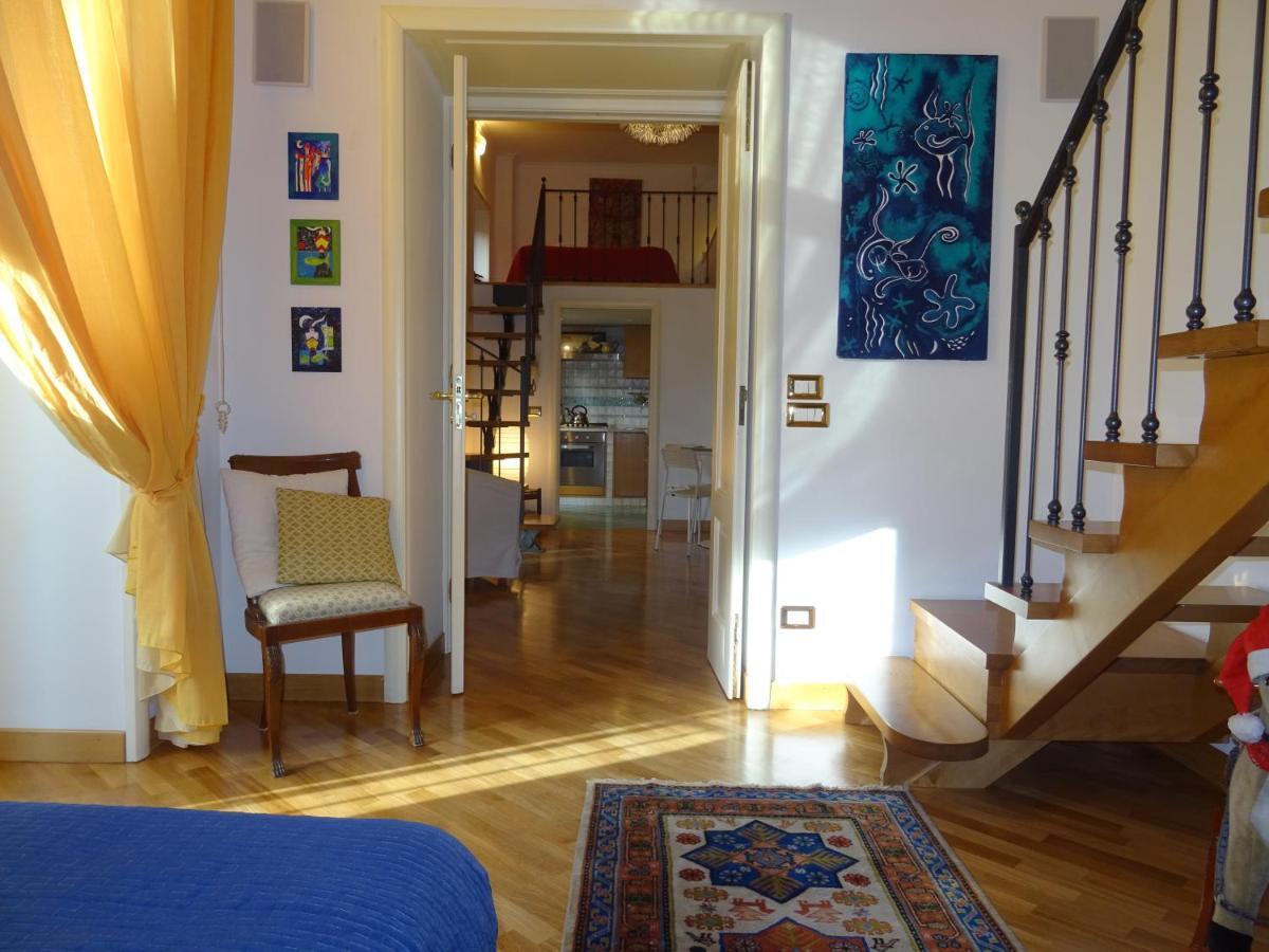 Mezzocannone Holiday House Napoli Bagian luar foto