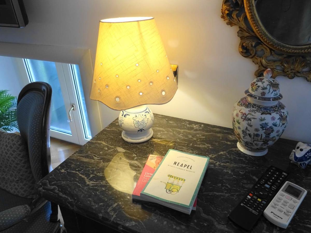 Mezzocannone Holiday House Napoli Bagian luar foto