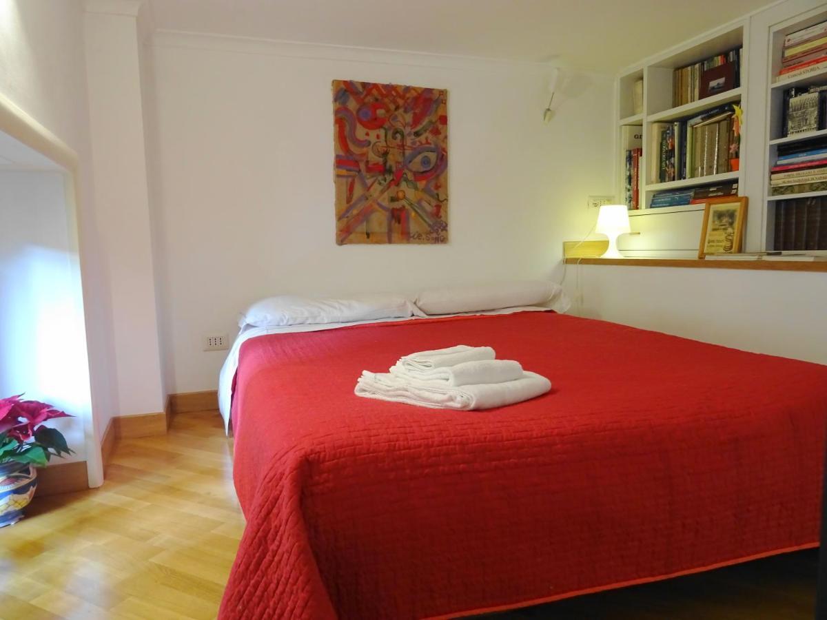 Mezzocannone Holiday House Napoli Bagian luar foto