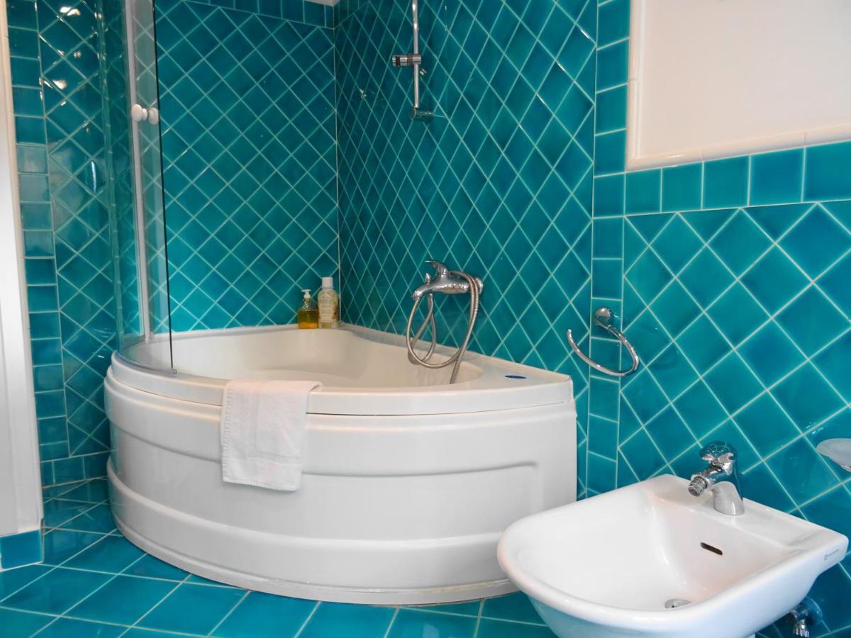 Mezzocannone Holiday House Napoli Bagian luar foto